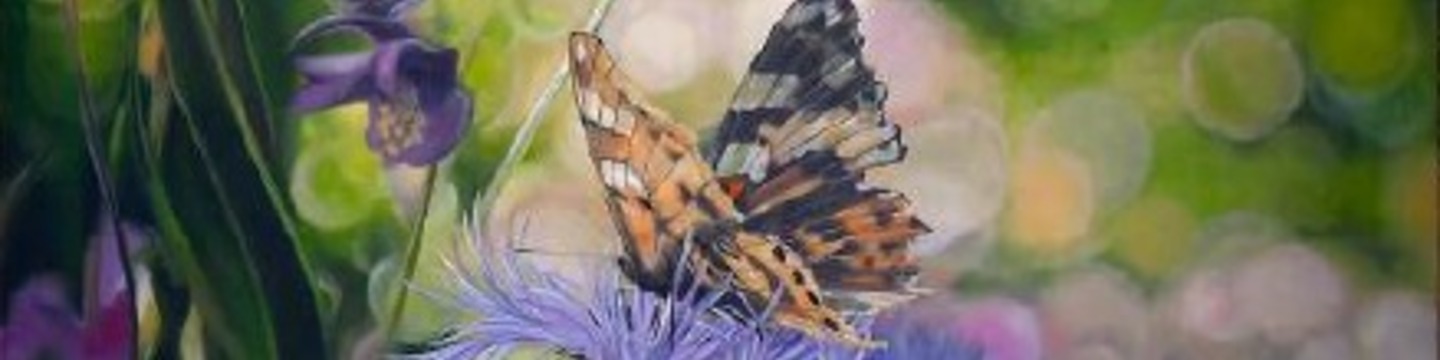 Mantra est un artiste urbain contemporain connu pour ses fresques monumentales inspirées de la nature, notamment des insectes et des oiseaux. Son travail mêle réalisme, poésie et engagement écologique, transformant les murs en œuvres vivantes. À travers ses créations, il sensibilise le public à la beauté et à la fragilité du vivant.